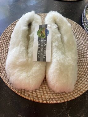 NWT Canterbury sheepskin white slippers size 5